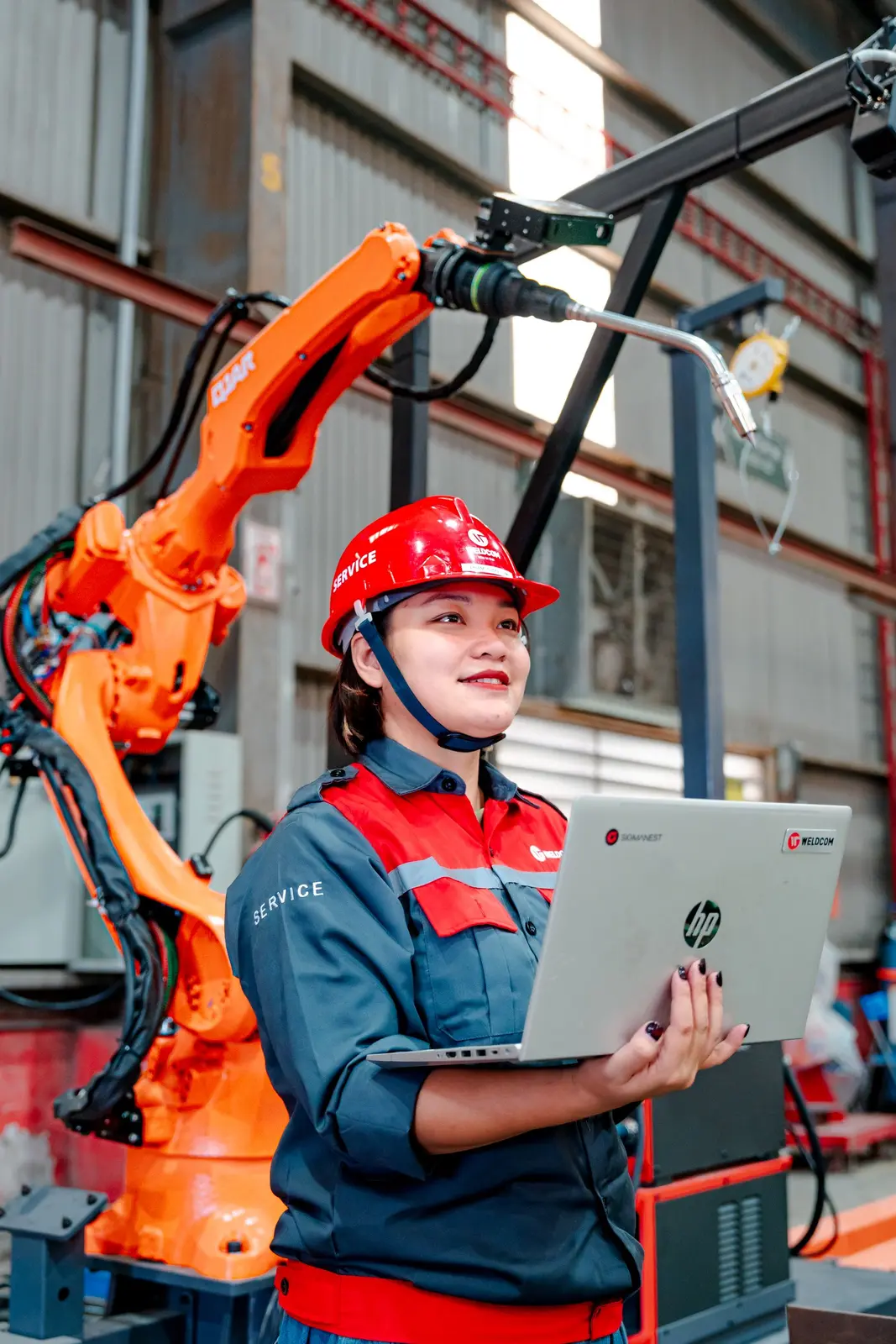 Automation engineer preparing a robot cell application